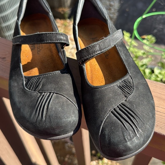 Naot Mary Jane Comfort Black Suede Leather Trim Size 38 (7-7.5) - Picture 7 of 8